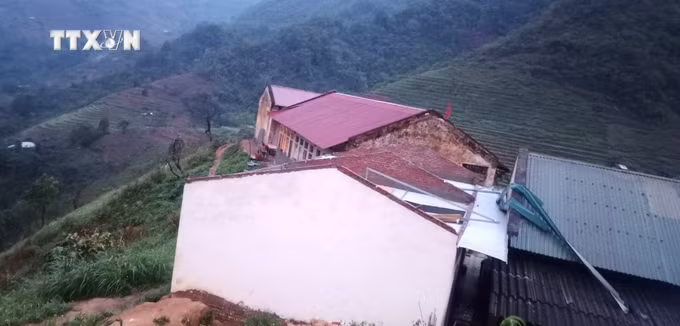 vna_potal_cao_bang_dong_loc_lam_800_ngoi_nha_bi_toc_mai_7329108.jpg