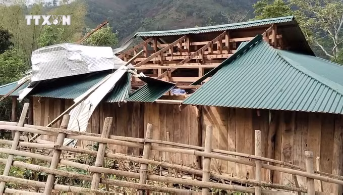 vna_potal_cao_bang_dong_loc_lam_800_ngoi_nha_bi_toc_mai_7329107.jpg