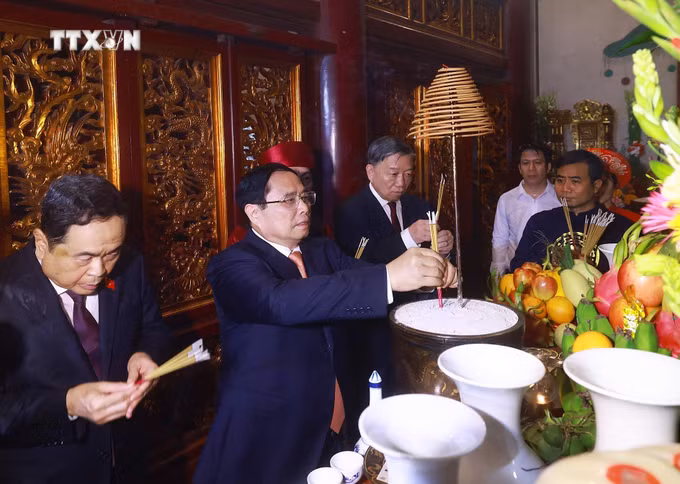 vna_potal_thu_tuong_pham_minh_chinh_dang_huong_gio_to_hung_vuong_7328630.jpg