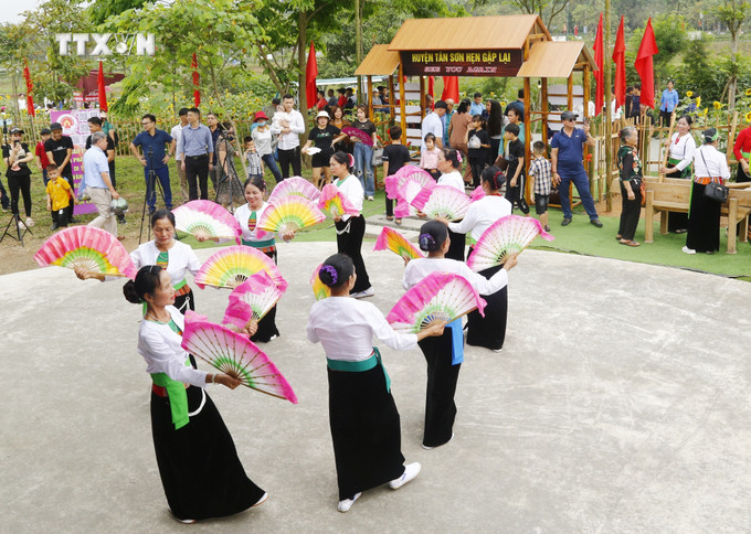 Chương trình giao lưu văn nghệ thu hút đông đảo nhân dân và du khách đến xem, tham gia giao lưu nhân dịp Giỗ Tổ Hùng Vương năm 2024. Ảnh: Tạ Toàn – TTXVN vna_potal_giao_luu_cac_cau_lac_bo_van_nghe_dan_gian_cac_tinh_tai_den_hung_7321054.jpg