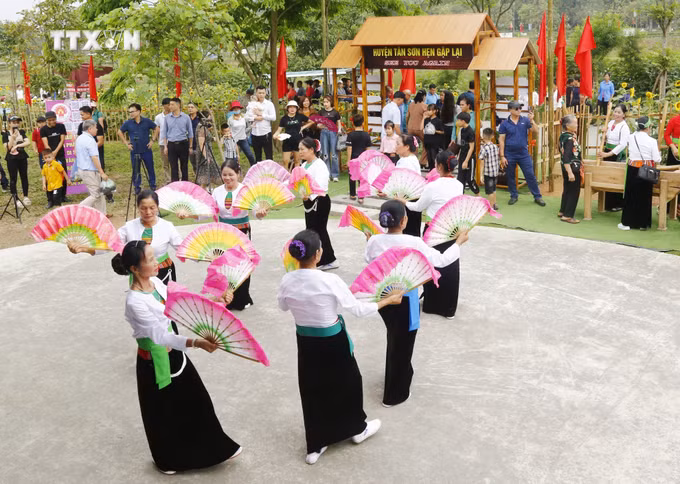 vna_potal_giao_luu_cac_cau_lac_bo_van_nghe_dan_gian_cac_tinh_tai_den_hung_7321054.jpg