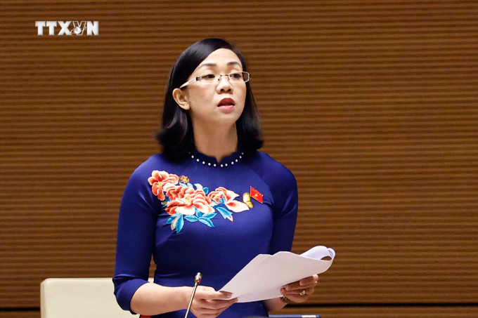 Đại biểu Quốc hội tỉnh Lâm Đồng Trịnh Thị Tú Anh phát biểu ý kiến. Ảnh: Doãn Tấn - TTXVN vna_potal_quoc_hoi_thong_qua_luat_to_chuc_tand_sua_doi_va_thao_luan_ve_du_an_luat_phong_chong_mua_ban_nguoi_sua_doi_7445599.jpg