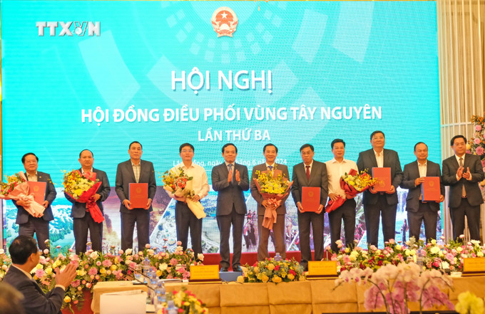 Phó Thủ tướng Trần Lưu Quang trao Quyết định số 377/QĐ-TTg ngày 05/5/2024 của Thủ tướng Chính phủ phê duyệt Quy hoạch vùng Tây Nguyên thời kỳ 2021-2030, tầm nhìn đến năm 2050 cho lãnh đạo các tỉnh Tây Nguyên. Ảnh: Nguyễn Dũng – TTXVN vna_potal_pho_thu_tuong_tran_luu_quang_chu_tri_hoi_nghi_hoi_dong_dieu_phoi_vung_tay_nguyen_7444994.jpg