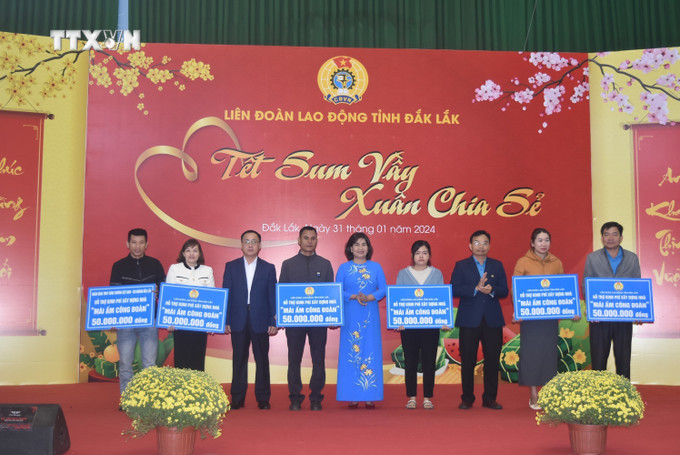Trao quyết định hỗ trợ 6 căn nhà “Mái ấm công đoàn” cho đoàn viên có hoàn cảnh khó khăn về nhà ở. Ảnh: Nguyên Dung - TTXVN vna_potal_am_ap_chuong_trinh_“tet_sum_vay_xuan_chia_se”_nam_2024_7206509.jpg