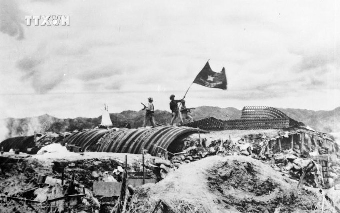 Chiều 7/5/1954, lá cờ "Quyết chiến - Quyết thắng" của quân đội nhân dân Việt Nam tung bay trên nóc hầm tướng De Castries. Chiến dịch lịch sử Điện Biên Phủ đã toàn thắng. Ảnh: Tư liệu TTXVN vna_potal_69_nam_chien_thang_dien_bien_phu_751954_–_752023_thang_loi_cua_ban_linh_va_tri_tue_viet_nam_6717436.jpg