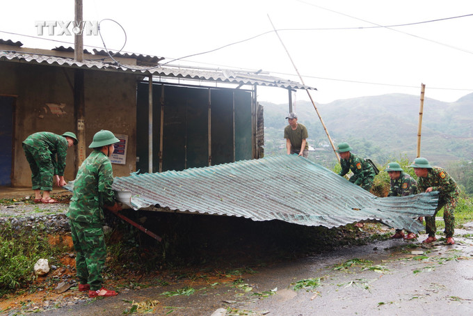Cán bộ, chiến sĩ Đồn Biên phòng Sin Suối Hồ, Lai Châu giúp dân khắc phục hậu quả thiên tai. Ảnh: TTXVN phát vna_potal_bo_doi_bien_phong_lai_chau_giup_dan_khac_phuc_hau_qua_thien_tai_7362192.jpg