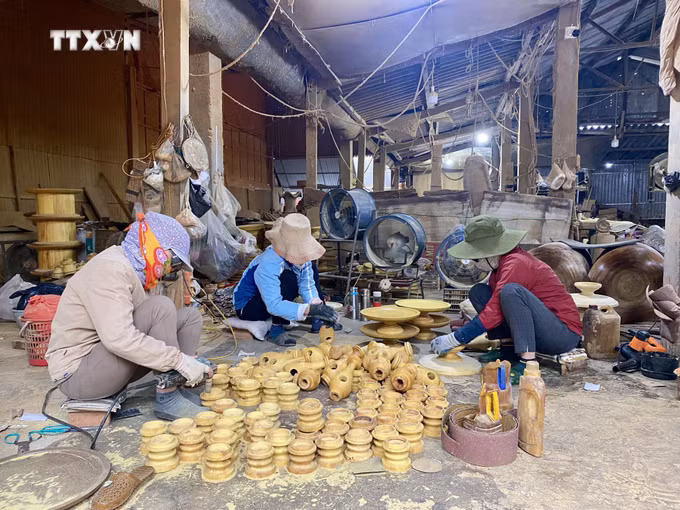vna_potal_lang_moc_truyen_thong_400_nam_tuoi_tai_ha_tinh_vao_mua_san_xuat_hang_tet_7754145.jpg