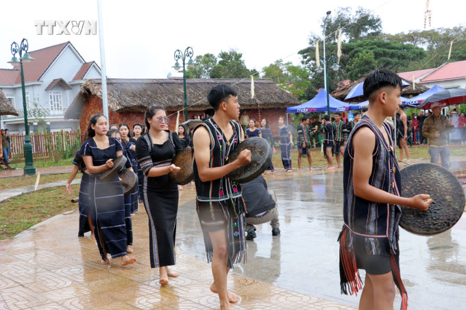 Đội cồng chiêng biểu diễn xung quanh cây nêu trong buổi lễ. Ảnh: Chu Quốc Hùng - TTXVN vna_potal_tung_bung_le_hoi_mung_lua_moi_dong_bao_dan_toc_k’ho_lam_dong_7757666.jpg