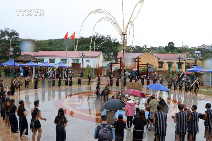 Lễ hội Mừng lúa mới tại thôn Klong Trao 1, xã Gung Ré, huyện Di Linh thu hút người dân và du khách tham dự. Ảnh: Chu Quốc Hùng - TTXVN vna_potal_tung_bung_le_hoi_mung_lua_moi_dong_bao_dan_toc_k’ho_lam_dong_7757878.jpg