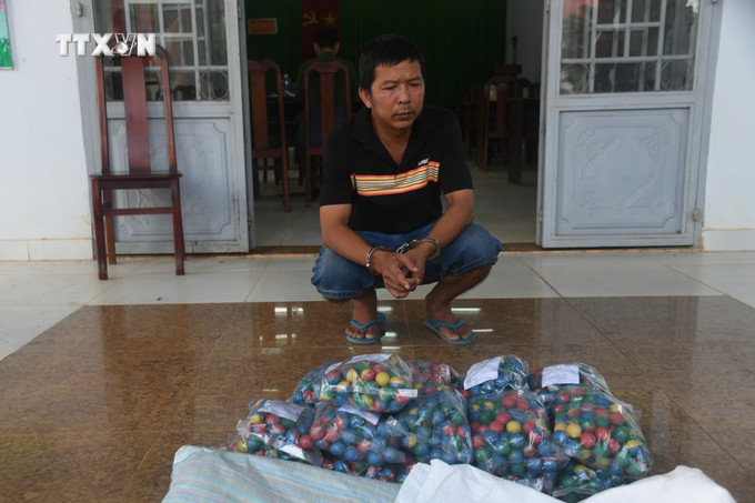 Đối tượng Nguyễn Văn Quốc cùng tang vật. Ảnh: TTXVN phát vna_potal_tay_ninh_bat_giu_doi_tuong_van_chuyen_158_kg_phao_lau_qua_bien_gioi_7685025.jpg