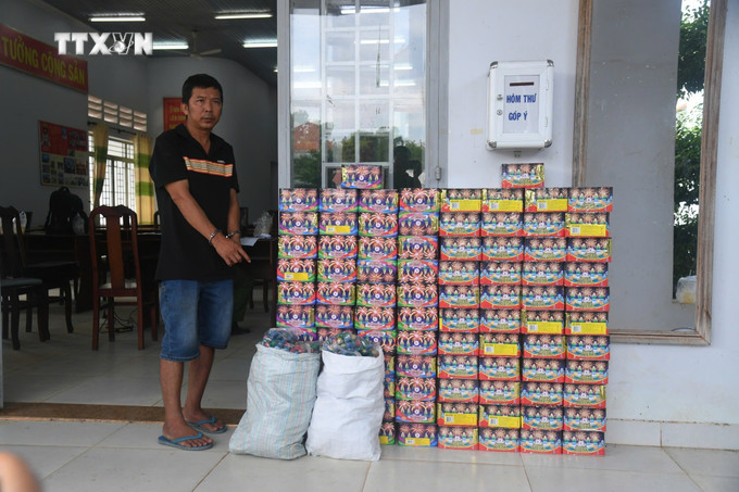 Đối tượng Nguyễn Văn Quốc cùng tang vật. Ảnh: TTXVN phát vna_potal_tay_ninh_bat_giu_doi_tuong_van_chuyen_158_kg_phao_lau_qua_bien_gioi_7685024.jpg