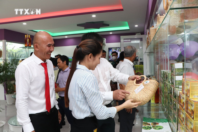 Khách tham quan, mua sắm sản phẩm OCOP tại khu trưng bày sản phẩm OCOP của huyện Long Điền (Bà Rịa-Vũng Tàu). Ảnh: Hoàng Nhị - TTXVN vna_potal_ba_ria-vung_tau_che_bien_sau_nang_tam_gia_tri_san_pham_ocop_7685416.jpg