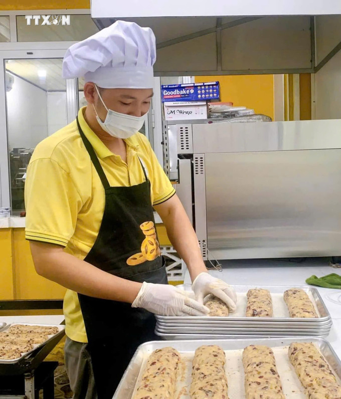 Sản xuất sản phẩm OCOP bánh quy hạt bàng Côn Đảo. Ảnh: TTXVN phát vna_potal_ba_ria-vung_tau_che_bien_sau_nang_tam_gia_tri_san_pham_ocop_7685417.jpg