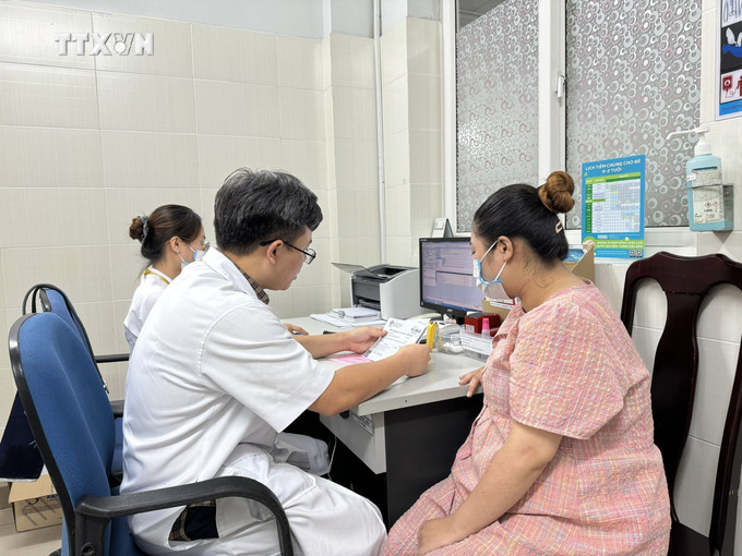 Nhiều phụ nữ mang thai được vận động, tuyên truyền đi kiểm tra sức khỏe định kỳ. Ảnh: TTXVN phát vna_potal_quang_ngai_no_luc_bao_ve_suc_khoe_cho_ba_me_tre_so_sinh_7686077.jpg