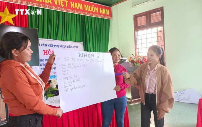 Tập huấn, nâng cao nhận thức cho phụ nữ về sức khỏe sinh sản. Ảnh: TTXVN phát vna_potal_quang_ngai_no_luc_bao_ve_suc_khoe_cho_ba_me_tre_so_sinh_7686083.jpg