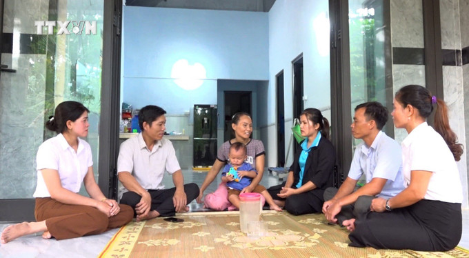 Các cấp ngành địa phương vận động, nâng cao nhận thức về tầm quan trọng của việc chăm sóc sức khỏe, khám, theo dõi sức khỏe định kỳ cho trẻ trong vòng 2 năm đầu đời. Ảnh: TTXVN phát vna_potal_quang_ngai_no_luc_bao_ve_suc_khoe_cho_ba_me_tre_so_sinh_7686080.jpg