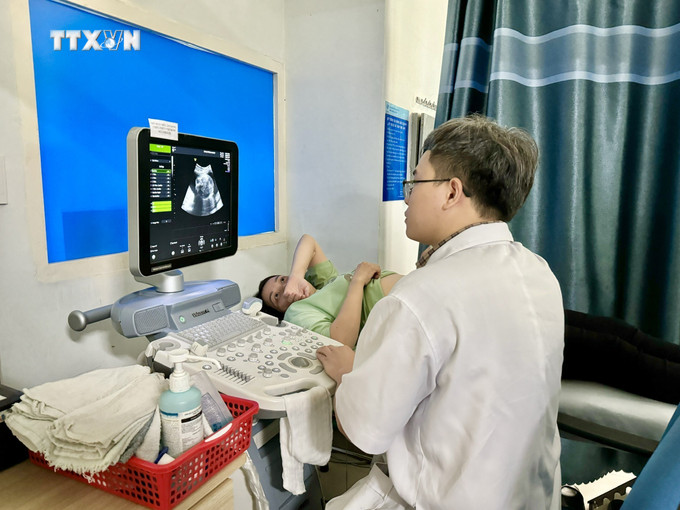 Bác sĩ kiểm tra sức khỏe định kỳ cho phụ nữ mang thai. Ảnh: TTXVN phát vna_potal_quang_ngai_no_luc_bao_ve_suc_khoe_cho_ba_me_tre_so_sinh_7686086.jpg