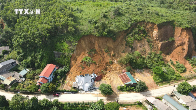 Một vụ sạt lở đất tại đường Hà Huy Tập, phường Đồng Tâm, thành phố Yên Bái vào ngày 9/9. Gia đình đã kịp thời di dời trước đó. Ảnh: Tuấn Anh – TTXVN vna_potal_nguy_co_sat_lo_dat_nhieu_noi_tai_thanh_pho_yen_bai_7595900.jpg
