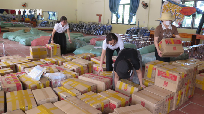 Trường Tiểu học Quang Kim, huyện Bát Xát nhận được nhiều vật phẩm cứu trợ từ các nhà hảo tâm gồm sách vở, đồng phục cho học sinh. Ảnh: Hương Thu - TTXVN vna_potal________________________________da_co_520_truong_tai_lao_cai_to_chuc_day_hoc_tro_lai_sau_lu__7599031.jpg