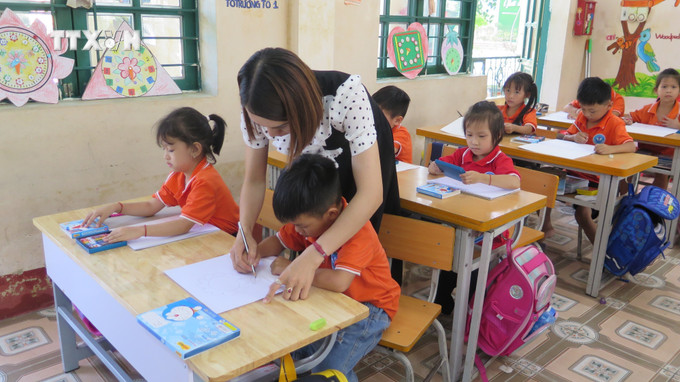 Sau lũ, học sinh Trường Tiểu học Quang Kim, huyện Bát Xát đã trở lại trường vào ngày 16/9 với tỷ lệ chuyên cần đạt trên 99%. Ảnh: Hương Thu - TTXVN vna_potal_da_co_520_truong_tai_lao_cai_to_chuc_day_hoc_tro_lai_sau_lu__7599029 (1).jpg