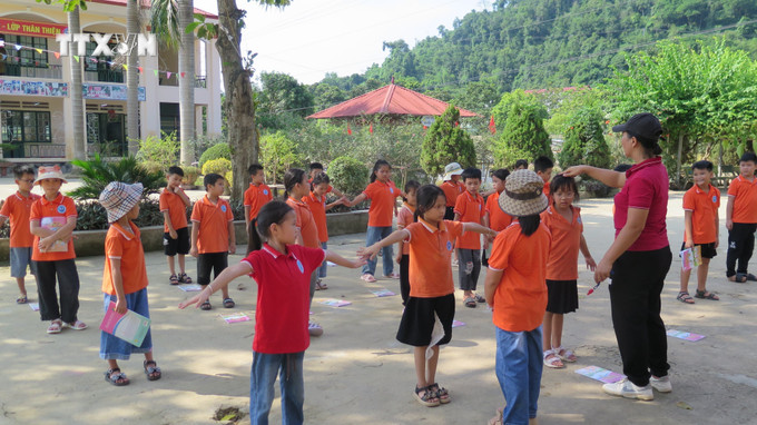 Sau lũ, học sinh Trường Tiểu học Quang Kim, huyện Bát Xát đã trở lại trường vào ngày 16/9 với tỷ lệ chuyên cần đạt trên 99%. Ảnh: Hương Thu - TTXVN vna_potal_da_co_520_truong_tai_lao_cai_to_chuc_day_hoc_tro_lai_sau_lu__7599030.jpg