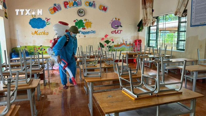 Sau lũ, học sinh Trường Tiểu học Quang Kim, huyện Bát Xát đã trở lại trường vào ngày 16/9 với tỷ lệ chuyên cần đạt trên 99%. Ảnh: Hương Thu - TTXVN Phun hóa chất tiêu độc khử trùng tại các lớp học của Trường Tiểu học Quang Kim trước ngày học sinh đến trường. Ảnh: Hương Thu-TTXVN vna_potal_da_co_520_truong_tai_lao_cai_to_chuc_day_hoc_tro_lai_sau_lu__7599024.jpg