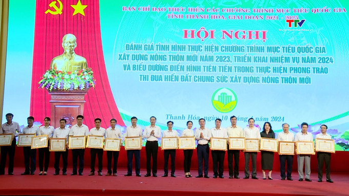 Tại hội nghị, 17 tập thể, 91 hộ gia đình và 38 cá nhân đã được tặng Bằng khen của Chủ tịch UBND tỉnh, vì có nhiều thành tích trong phong trào thi đua chung sức xây dựng nông thôn mới trên địa bàn tỉnh Thanh Hoá, giai đoạn 2021-2023. Ảnh: truyenhinhthanhhoa.vn ThanhHoa.jpg