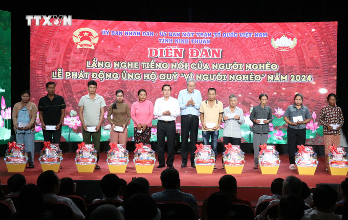 Lãnh đạo Tỉnh ủy, Ủy ban MTTQ Việt Nam tỉnh Ninh Thuận tặng quà cho hộ nghèo tại diễn đàn. Ảnh: Công Thử - TTXVN vna_potal_ninh_thuan_phat_dong_ung_ho_quy_vi_nguoi_ngheo_nam_2024_7693823.jpg