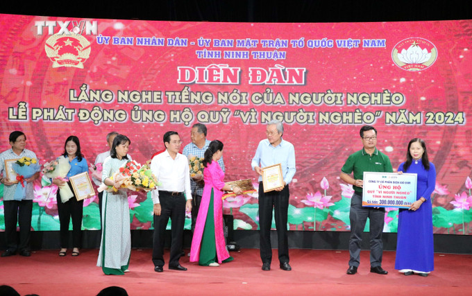 Các tổ chức, cá nhân và cộng đồng doanh nghiệp trao tặng kinh phí ủng hộ Quỹ "Vì người nghèo" tỉnh Ninh Thuận. Ảnh: Công Thử - TTXVN vna_potal_ninh_thuan_phat_dong_ung_ho_quy_vi_nguoi_ngheo_nam_2024_7693832.jpg