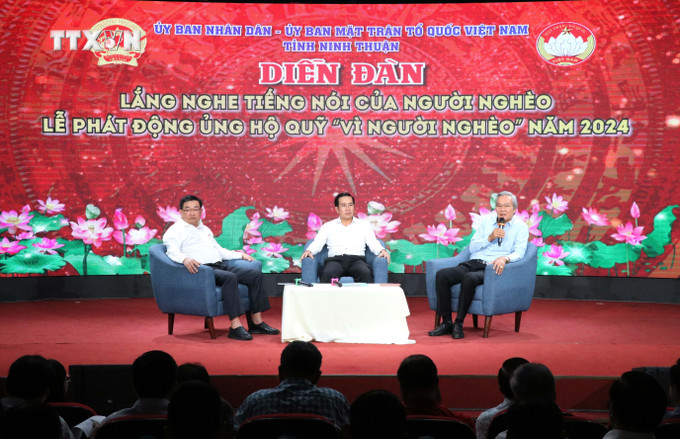 Lãnh đạo Tỉnh ủy, UBND tỉnh, Ủy ban MTTQ Việt Nam tỉnh Ninh Thuận giải đáp kiến nghị của người nghèo tại diễn đàn. Ảnh: Công Thử - TTXVN vna_potal_ninh_thuan_phat_dong_ung_ho_quy_vi_nguoi_ngheo_nam_2024_7693839.jpg