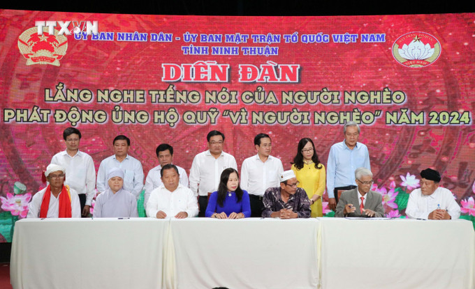 Các tổ chức tôn giáo mà MTTQ Việt Nam tỉnh Ninh Thuận ký kết nhận đỡ đầu, hỗ trợ cho hộ nghèo để có điều kiện làm ăn, vươn lên thoát nghèo. Ảnh: Công Thử - TTXVN vna_potal_ninh_thuan_phat_dong_ung_ho_quy_vi_nguoi_ngheo_nam_2024_7693838.jpg
