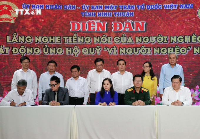 Các tổ chức thành viên MTTQ Việt Nam tỉnh Ninh Thuận ký kết nhận đỡ đầu, hỗ trợ cho hộ nghèo để có điều kiện làm ăn, vươn lên thoát nghèo. Ảnh: Công Thử - TTXVN vna_potal_ninh_thuan_phat_dong_ung_ho_quy_vi_nguoi_ngheo_nam_2024_7693817.jpg