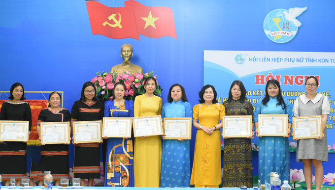Khen thưởng các tập thể, cá nhân có thành tích xuất sắc trong triển khai Cuộc vận động. Ảnh: baokontum.com.vn KonTumphunudantocthieuso.jpg