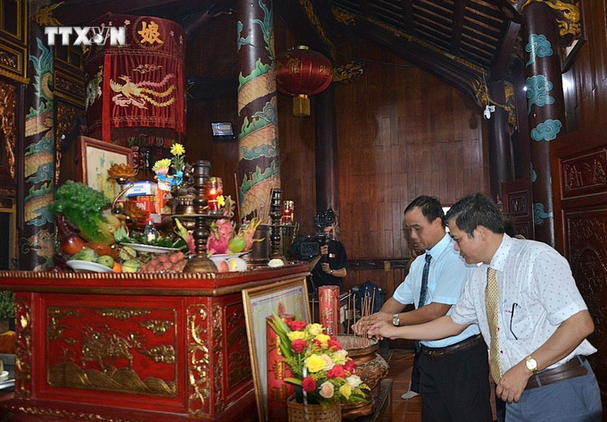 Đại biểu dâng hương tại Lễ hội. Ảnh: TTXVN phát vna_potal_van_hoa_soi_duong_le_hoi_dien_truong_ba_quang_ngai_7391700.jpg