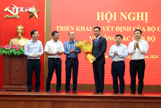 Đoàn lãnh đạo Đài Truyền hình Việt Nam tặng hoa chúc mừng đồng chí Lê Ngọc Quang. Ảnh: Tá Chuyên – TTXVN vna_potal_dong_chi_le_ngoc_quang_giu_chuc_bi_thu_tinh_uy_quang_binh__7680311.jpg