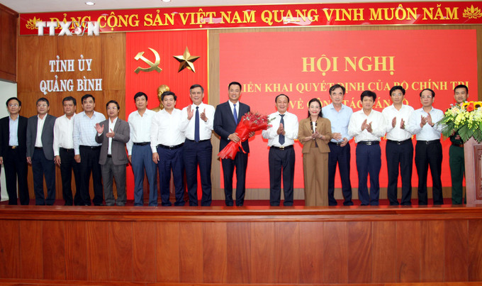 Ban Thường vụ Tỉnh ủy Quảng Bình chúc mừng đồng chí Lê Ngọc Quang. Ảnh: Tá Chuyên – TTXVN vna_potal_dong_chi_le_ngoc_quang_giu_chuc_bi_thu_tinh_uy_quang_binh__7680312.jpg