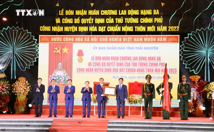 vna_potal_huyen_dinh_hoa_thai_nguyen_don_nhan_huan_chuong_lao_dong_hang_ba__7679511.jpg