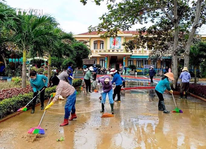 vna_potal_quang_binh_giup_nhau_vuot_qua_bao_lu_7680480.jpg