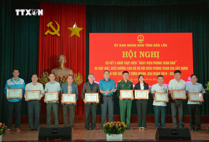 Tặng Bằng khen của Chủ tịch UBND tỉnh Đắk Lắk cho các tập thể có thành tích xuất sắc. Ảnh: Hoài Thu – TTXVN vna_potal_dak_lak_so_ket_5_nam_thuc_hien_ngay_bien_phong_toan_dan___7200199 (1).jpg