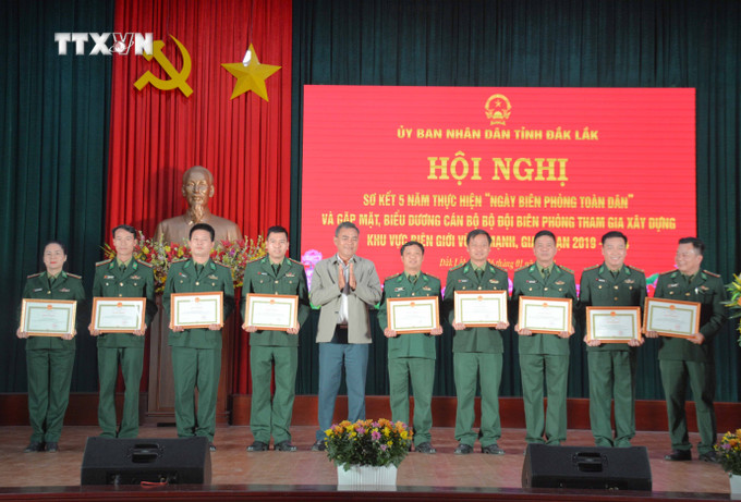 Tặng Bằng khen của Chủ tịch UBND tỉnh Đắk Lắk cho các cá nhân có thành tích xuất sắc. Ảnh: Hoài Thu - TTXVN vna_potal_dak_lak_hoi_nghi_so_ket_5_nam_thuc_hien_ngay_bien_phong_toan_dan_va_bieu_duong_can_bo_bo_doi_bien_phong_tham_gia_xay_dung_khu_vuc_bien_gioi__7200197.jpg