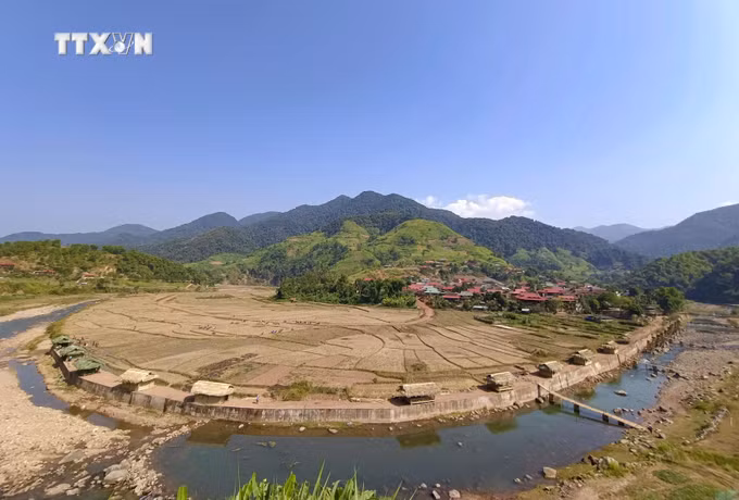 vna_potal_diem_sang_du_lich_cong_dong_noi_bien_gioi_nam_po_dien_bien_7422384.jpg