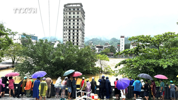 Mưa lớn kéo dài suốt trong đêm 9 và ngày 10/6 khiến nước sông Lô ở thành phố Hà Giang dâng cao, gây ngập lụt các hộ sống ven sông. Ảnh: Minh Tâm-TTXVN vna_potal_ha_giang_mua_lu_khien_2_nguoi_chet_thiet_hai_ban_dau_uoc_tinh_gan_10_ty_dong_7422791.jpg