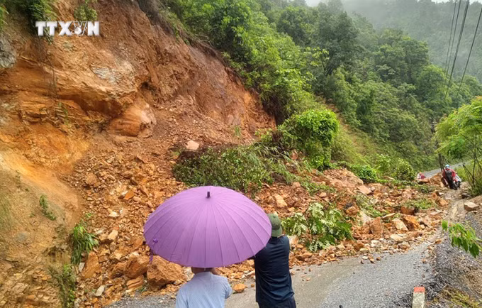 vna_potal_sat_ta-luy_duong_khien_nhieu_tuyen_duong_bi_chia_cat_tam_thoi_tai_huyen_muong_khuong_lao_cai_7422497.jpg