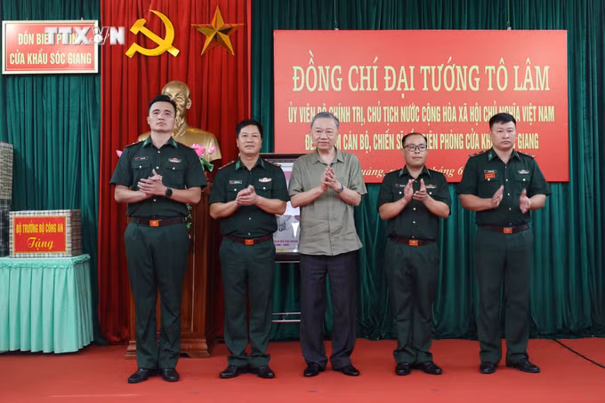 vna_potal_chu_tich_nuoc_to_lam_tham_don_bien_phong_cua_khau_soc_giang_7421910.jpg