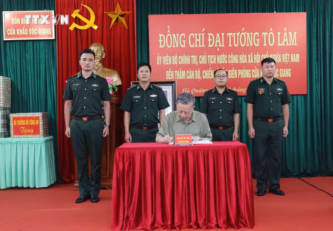 vna_potal_chu_tich_nuoc_to_lam_tham_don_bien_phong_cua_khau_soc_giang_7421906.jpg