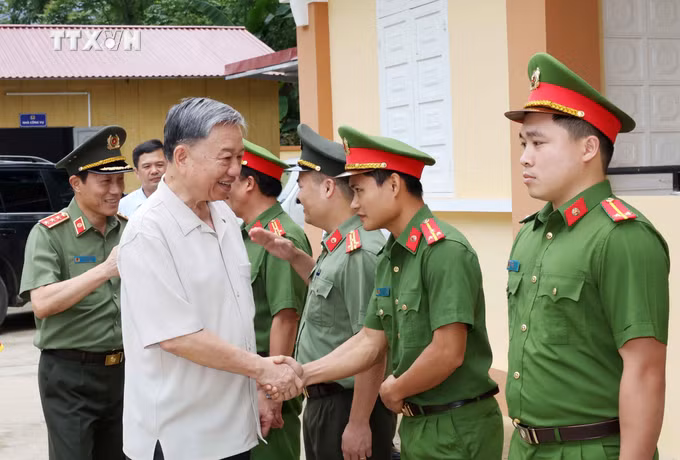 vna_potal_chu_tich_nuoc_to_lam_tham_khu_di_tich_quoc_gia_dac_biet_pac_bo_7422763.jpg