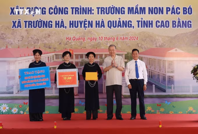vna_potal_chu_tich_nuoc_to_lam_tham_khu_di_tich_quoc_gia_dac_biet_pac_bo_7422770.jpg