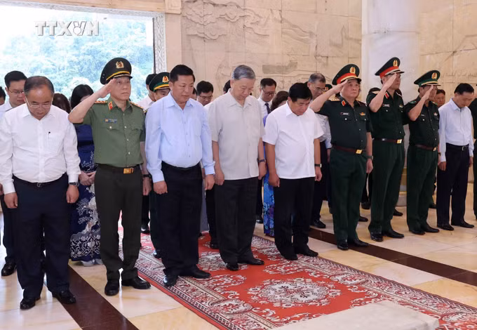 vna_potal_chu_tich_nuoc_to_lam_tham_khu_di_tich_quoc_gia_dac_biet_pac_bo_7422584.jpg