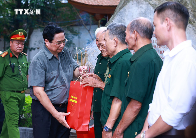 Thủ tướng Phạm Minh Chính tặng quà động viên thương, bệnh binh, gia đình liệt sĩ huyện Đại Từ. Ảnh: Dương Giang-TTXVN vna_potal_thu_tuong_tham_thuong_binh_gia_dinh_liet_si_tai_thai_nguyen_7506823.jpg