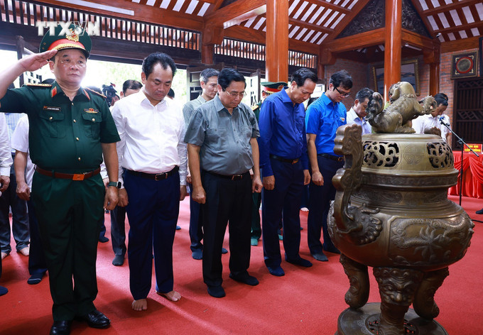 Thủ tướng Phạm Minh Chính tưởng niệm Bác Hồ tại Khu di tích lịch sử quốc gia 27/7, huyện Đại Từ. Ảnh: Dương Giang-TTXVN vna_potal_thu_tuong_tham_thuong_binh_gia_dinh_liet_si_tai_thai_nguyen_7506805.jpg